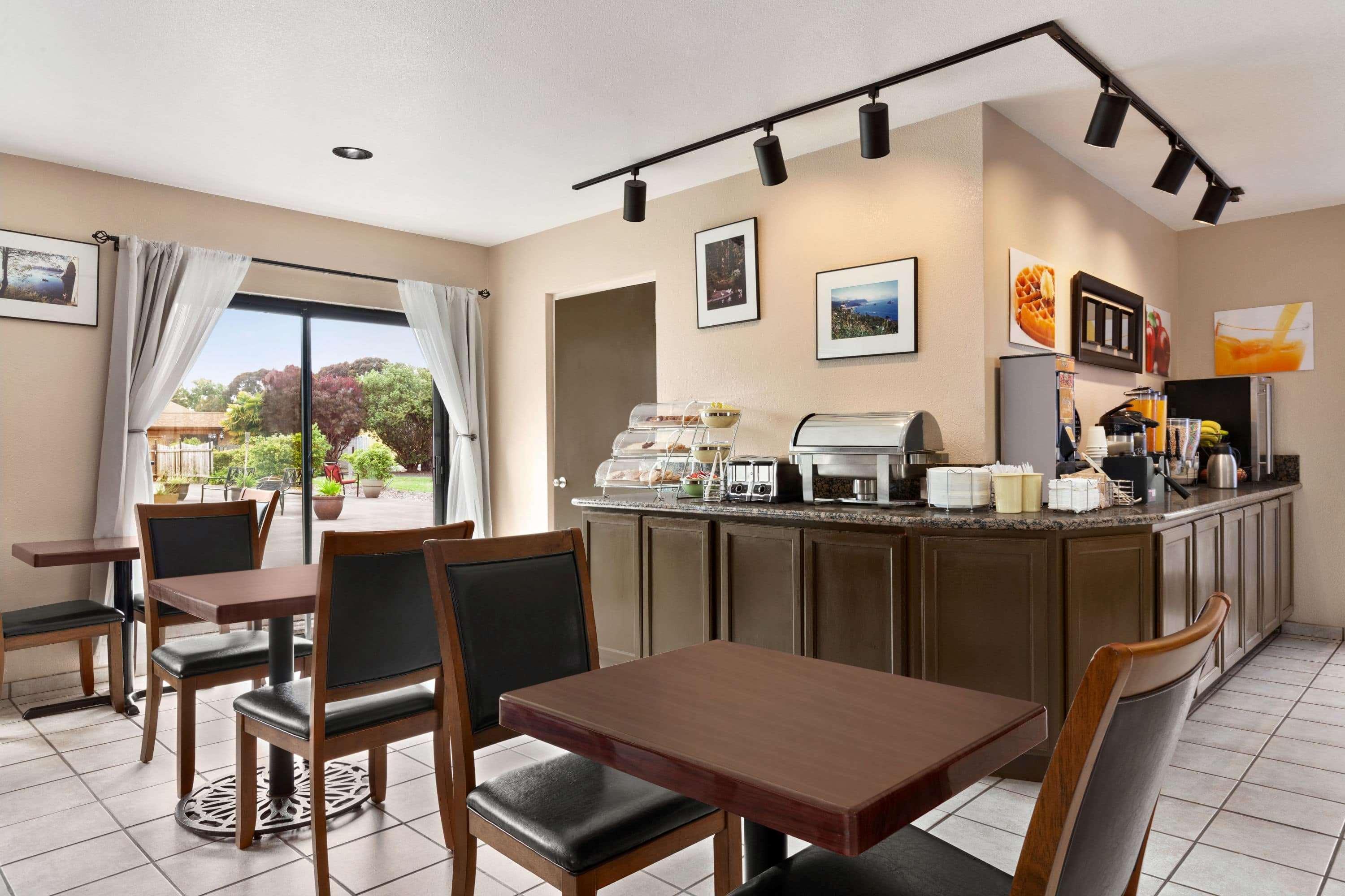 Ramada By Wyndham Arcata Hotell Exteriör bild